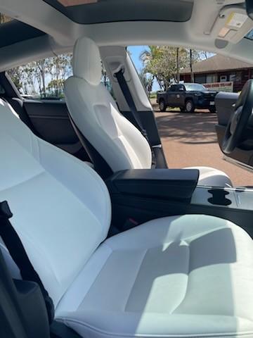 Tesla Model 3 Vehicle Full-screen Gallery Image 10