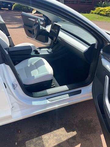 Tesla Model 3 Vehicle Full-screen Gallery Image 13