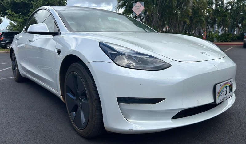 Tesla Model 3 Vehicle Full-screen Gallery Image 3