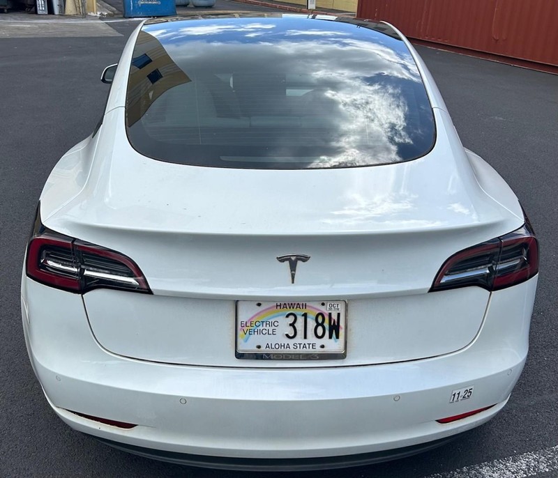 Tesla Model 3 Vehicle Full-screen Gallery Image 4