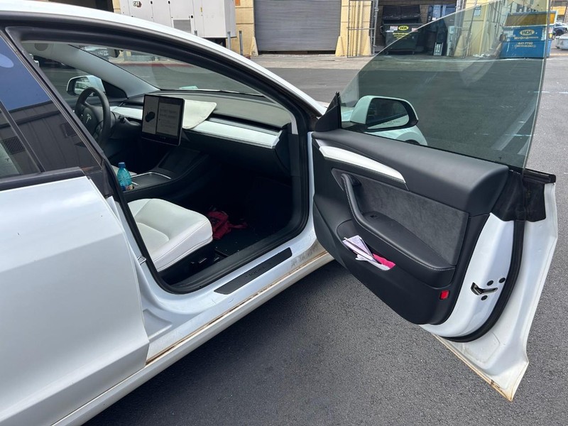 Tesla Model 3 Vehicle Full-screen Gallery Image 5