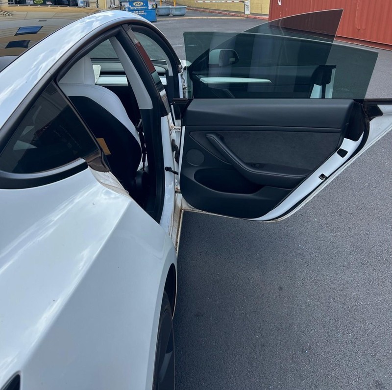 Tesla Model 3 Vehicle Full-screen Gallery Image 7