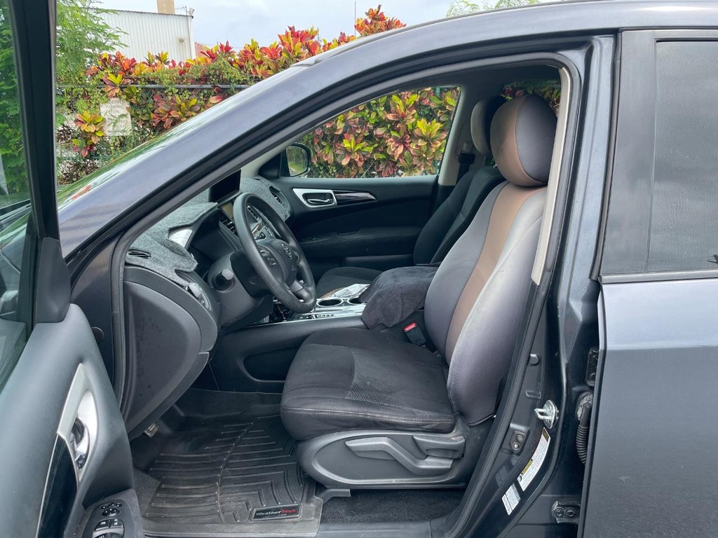 Nissan Pathfinder Vehicle Full-screen Gallery Image 5