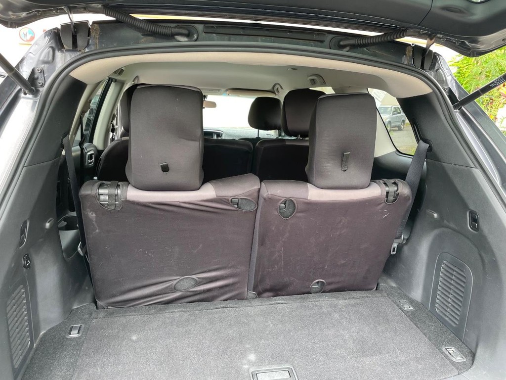 Nissan Pathfinder Vehicle Full-screen Gallery Image 7