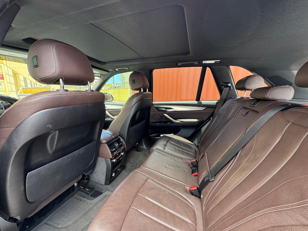 BMW X5 Vehicle Full-screen Gallery Image 7