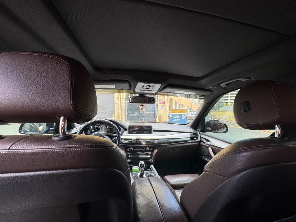 BMW X5 Vehicle Full-screen Gallery Image 8