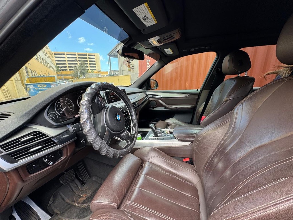 BMW X5 Vehicle Full-screen Gallery Image 9