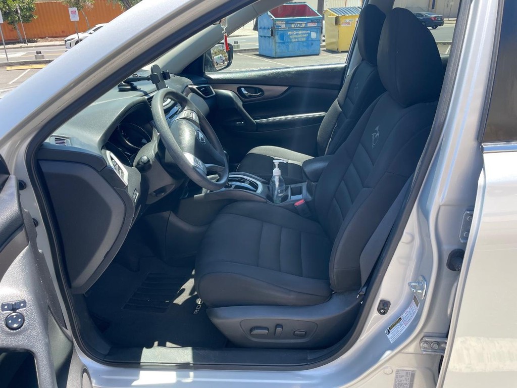 Nissan Rogue Vehicle Full-screen Gallery Image 5