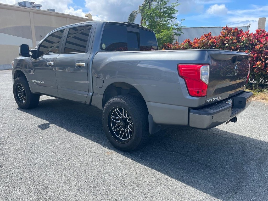 Nissan Titan Vehicle Full-screen Gallery Image 2