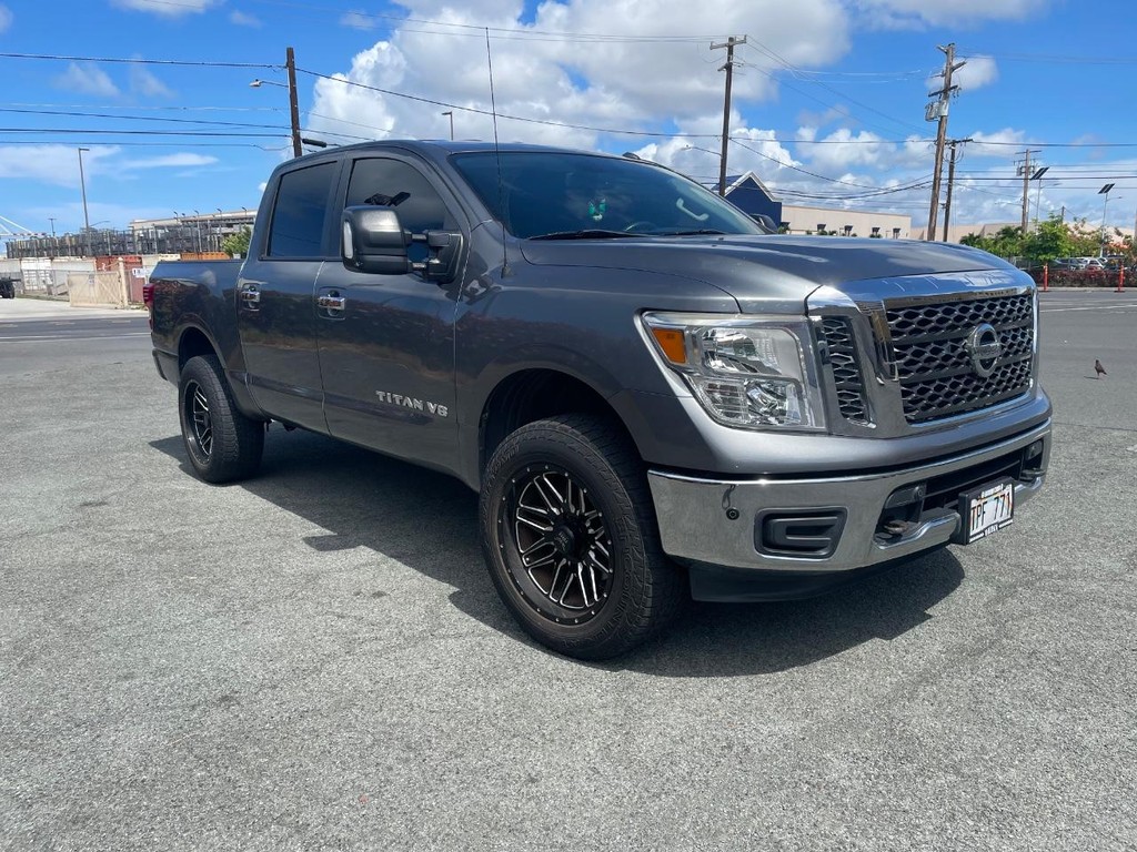 Nissan Titan Vehicle Full-screen Gallery Image 4