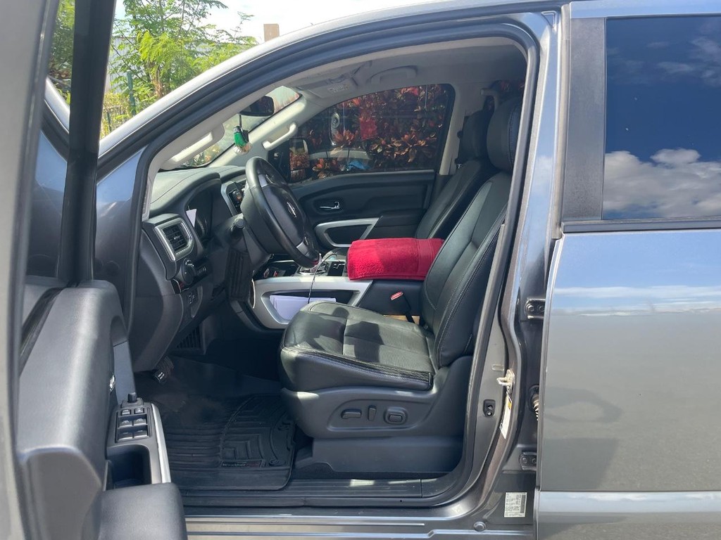 Nissan Titan Vehicle Full-screen Gallery Image 5