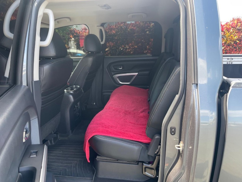 Nissan Titan Vehicle Full-screen Gallery Image 6