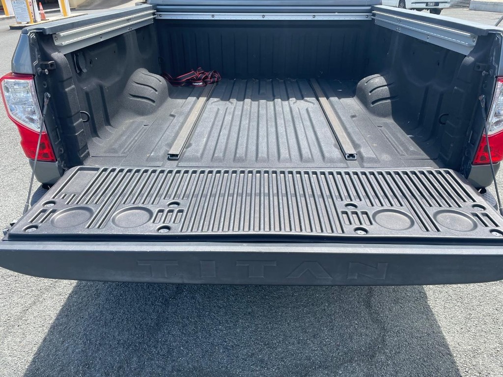 Nissan Titan Vehicle Full-screen Gallery Image 7