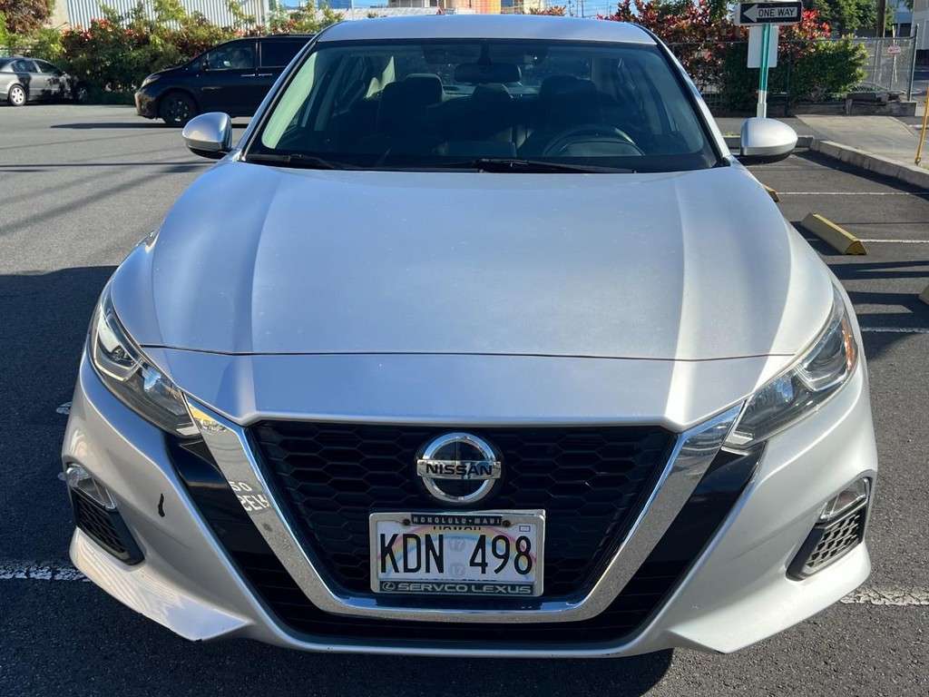 Nissan Altima Vehicle Full-screen Gallery Image 03