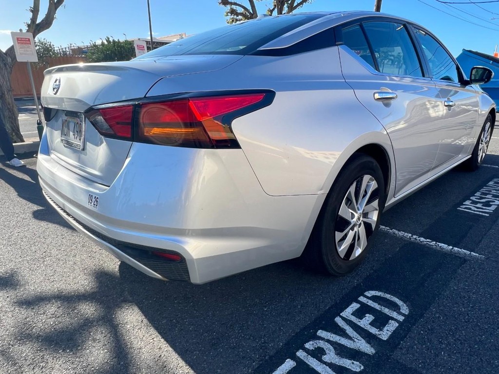 Nissan Altima Vehicle Full-screen Gallery Image 08