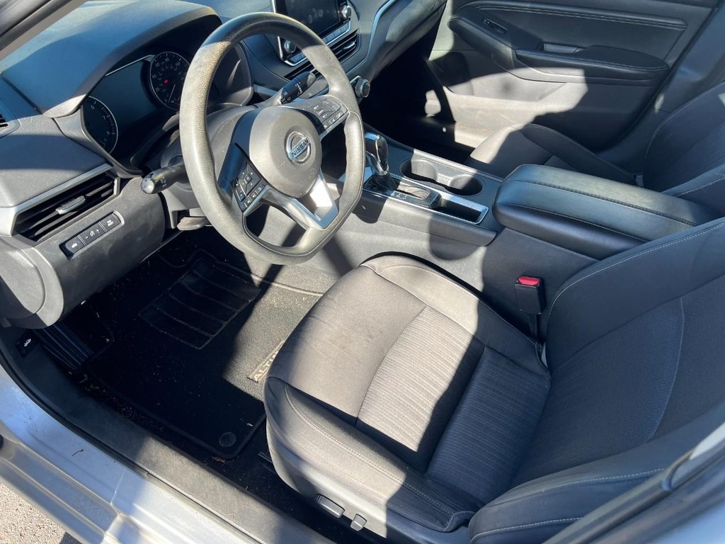 Nissan Altima Vehicle Full-screen Gallery Image 10