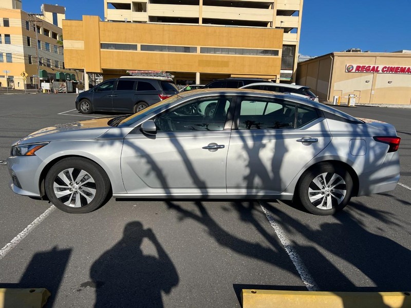 Nissan Altima Vehicle Full-screen Gallery Image 2