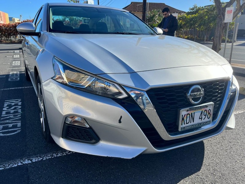 Nissan Altima Vehicle Full-screen Gallery Image 4