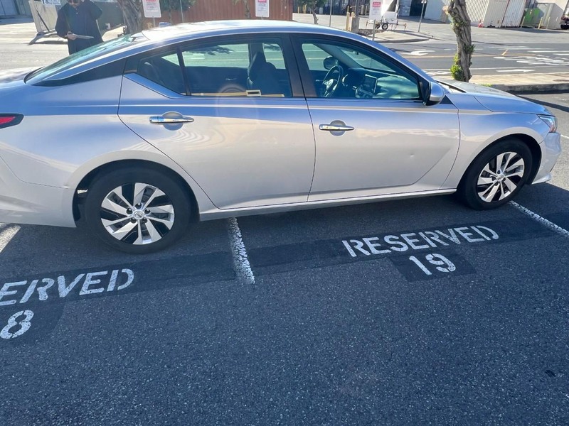 Nissan Altima Vehicle Full-screen Gallery Image 5