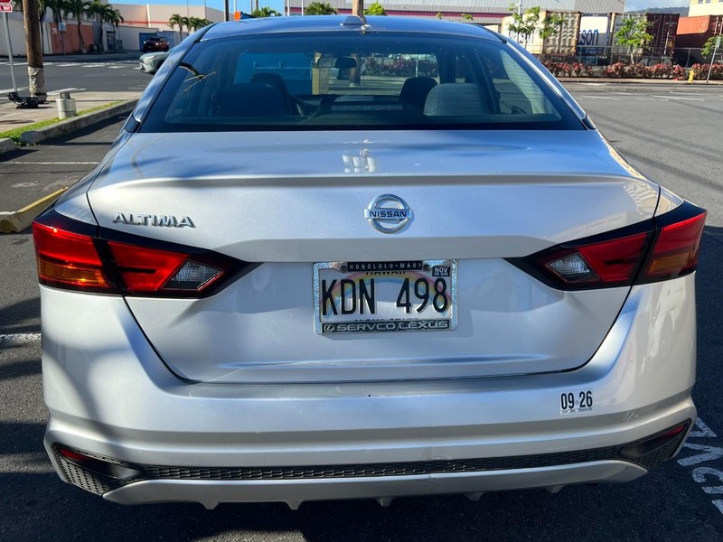 Nissan Altima Vehicle Full-screen Gallery Image 6