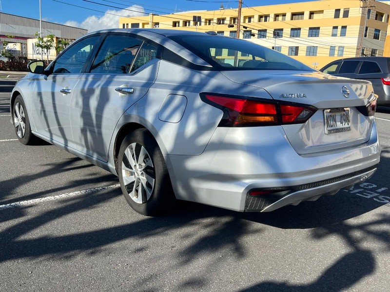 Nissan Altima Vehicle Full-screen Gallery Image 7