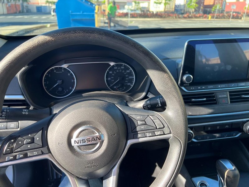 Nissan Altima Vehicle Full-screen Gallery Image 9