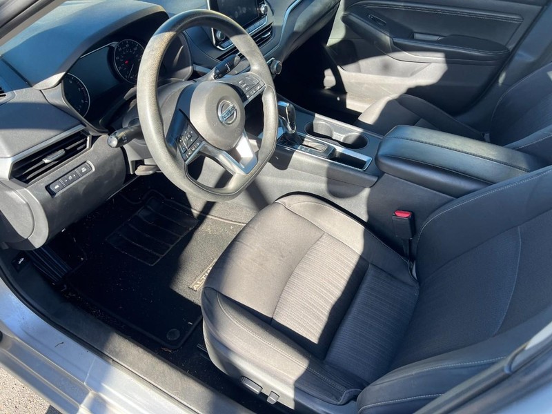 Nissan Altima Vehicle Full-screen Gallery Image 10