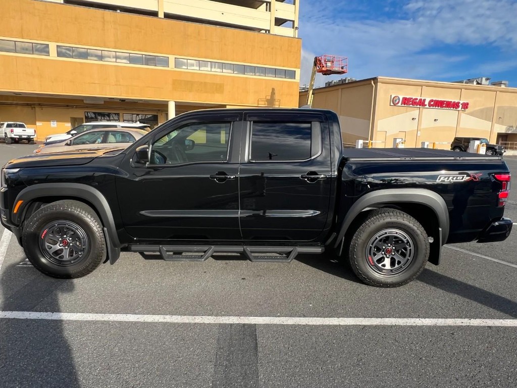Nissan Frontier Vehicle Full-screen Gallery Image 3