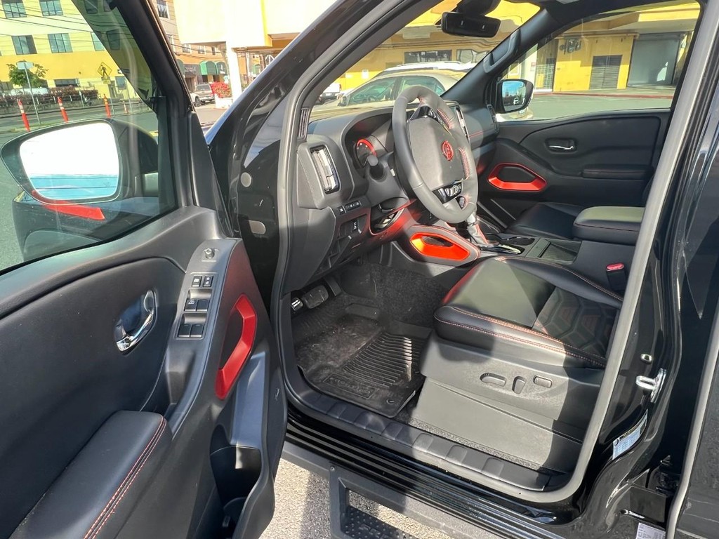 Nissan Frontier Vehicle Full-screen Gallery Image 8