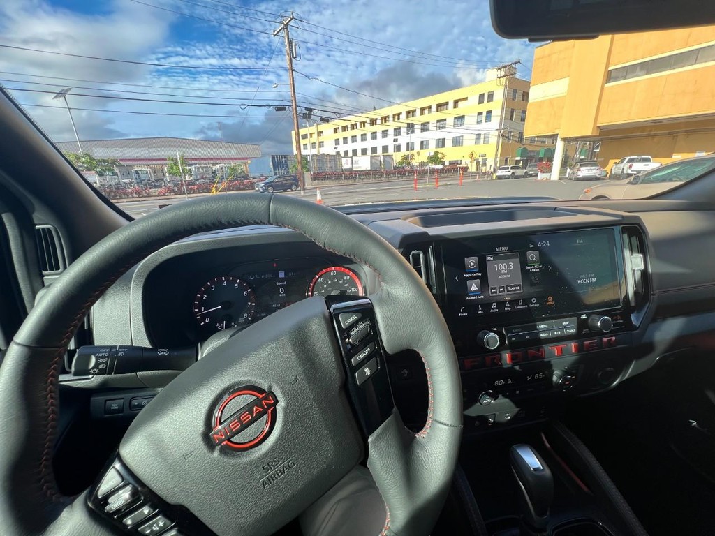 Nissan Frontier Vehicle Full-screen Gallery Image 9