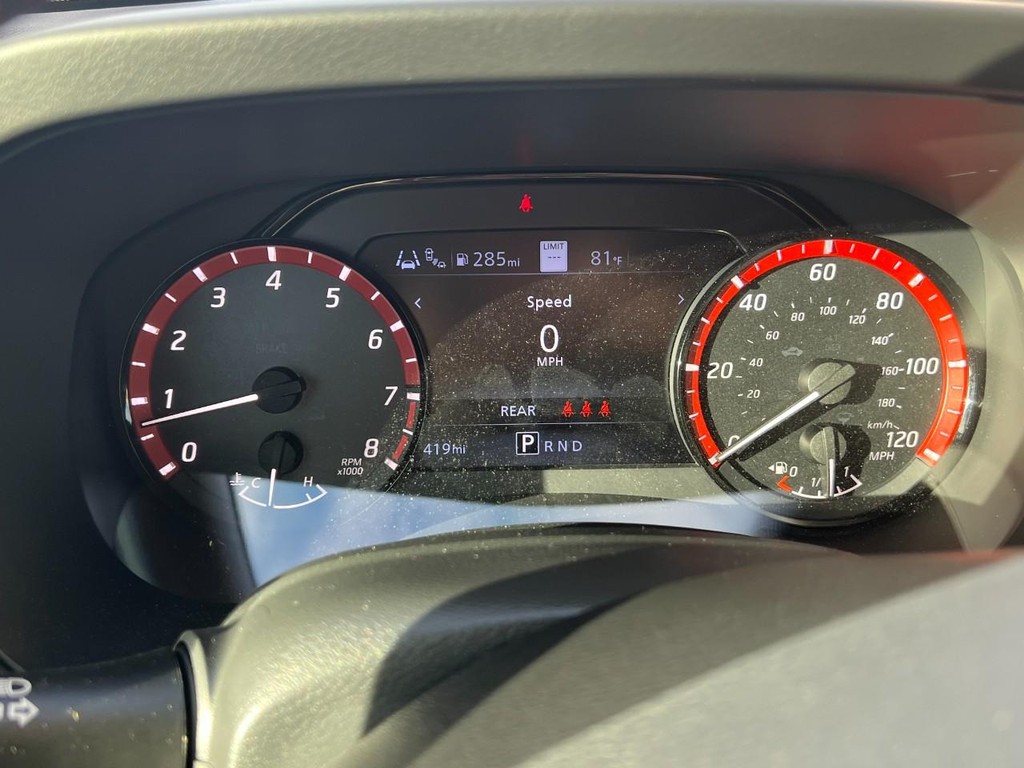 Nissan Frontier Vehicle Full-screen Gallery Image 10