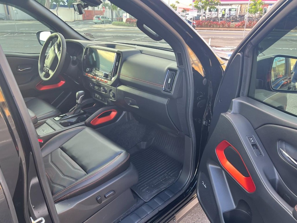 Nissan Frontier Vehicle Full-screen Gallery Image 11