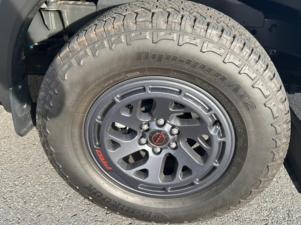 Nissan Frontier Vehicle Full-screen Gallery Image 15