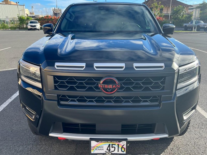 Nissan Frontier Vehicle Full-screen Gallery Image 2