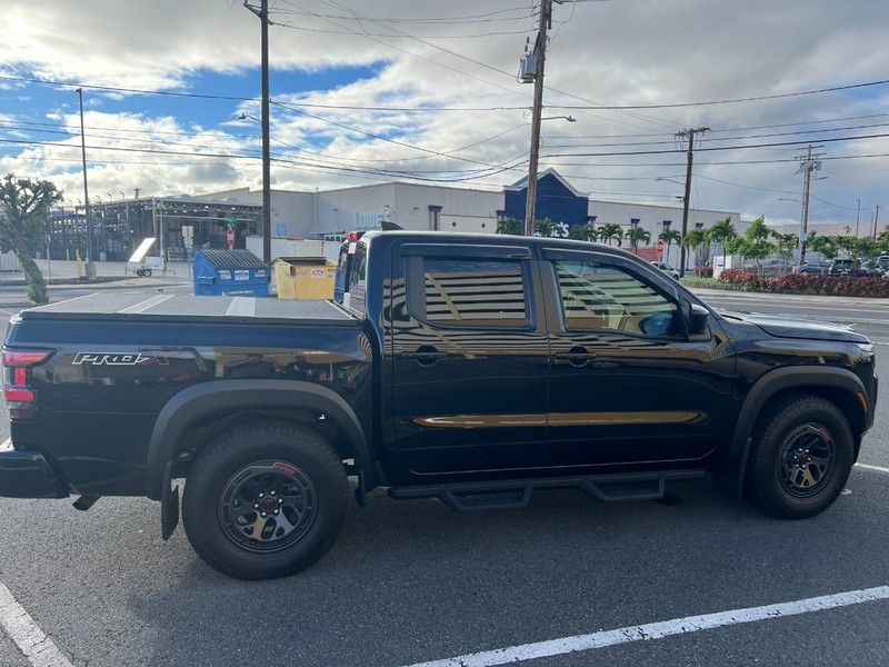 Nissan Frontier Vehicle Full-screen Gallery Image 7