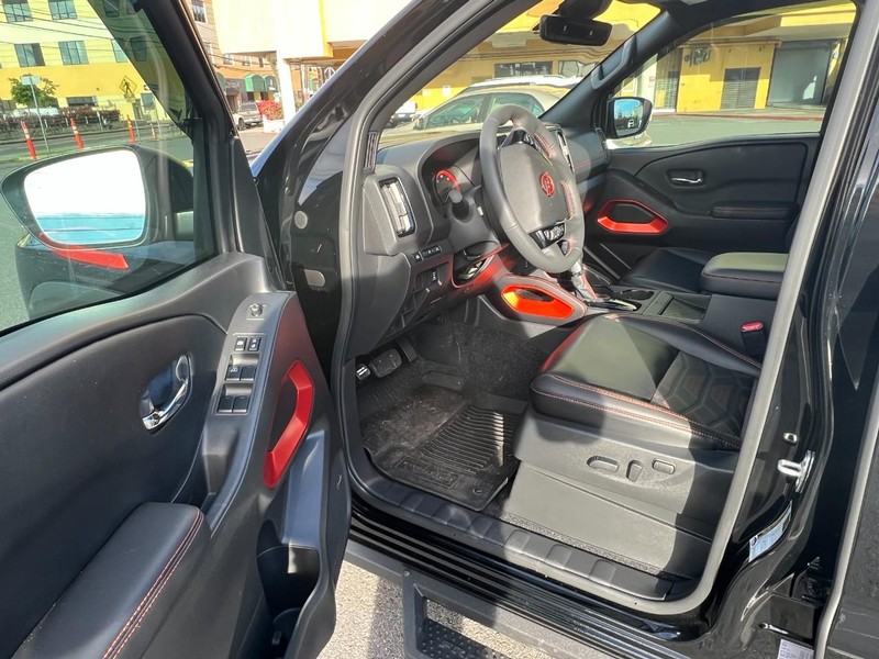 Nissan Frontier Vehicle Full-screen Gallery Image 8