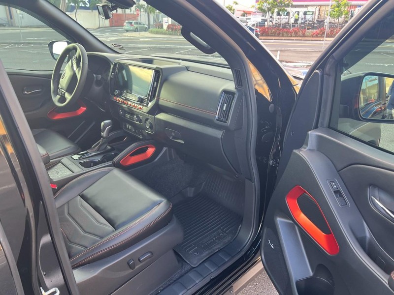 Nissan Frontier Vehicle Full-screen Gallery Image 11