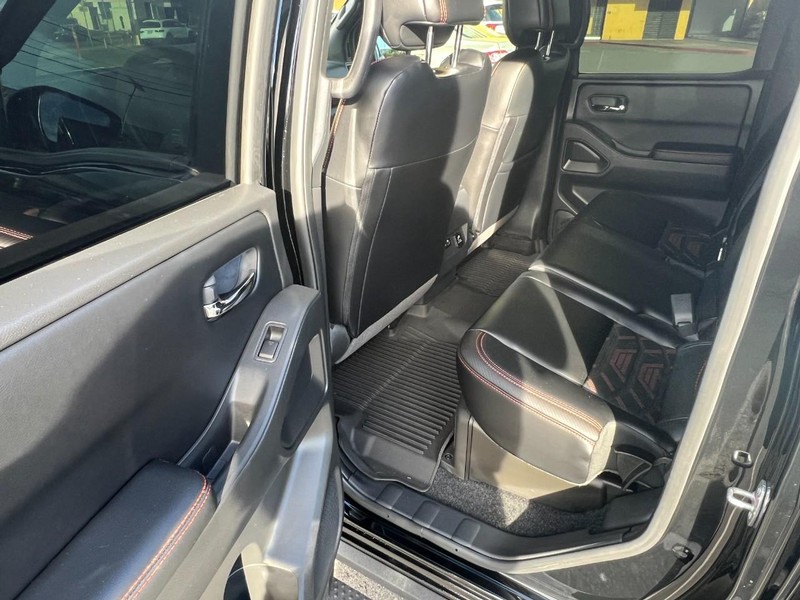 Nissan Frontier Vehicle Full-screen Gallery Image 12