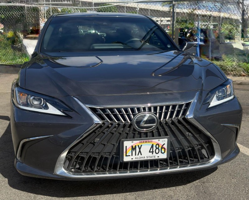 Lexus ES Vehicle Full-screen Gallery Image 2