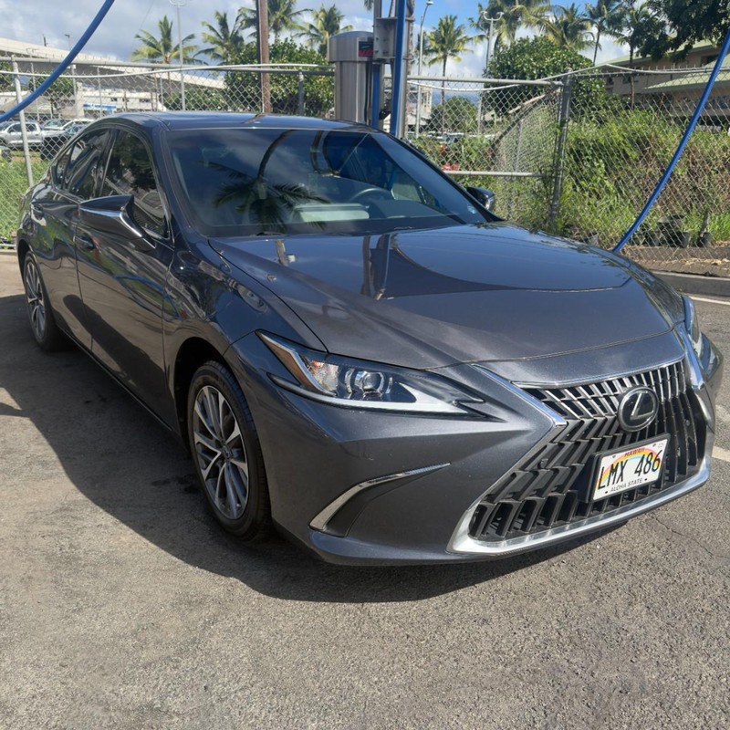 Lexus ES Vehicle Full-screen Gallery Image 3