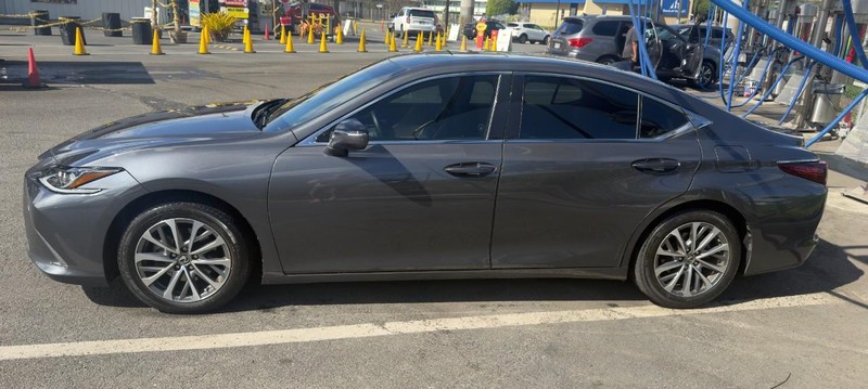 Lexus ES Vehicle Full-screen Gallery Image 4