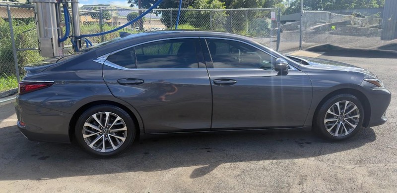 Lexus ES Vehicle Full-screen Gallery Image 5