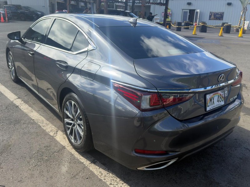 Lexus ES Vehicle Full-screen Gallery Image 6