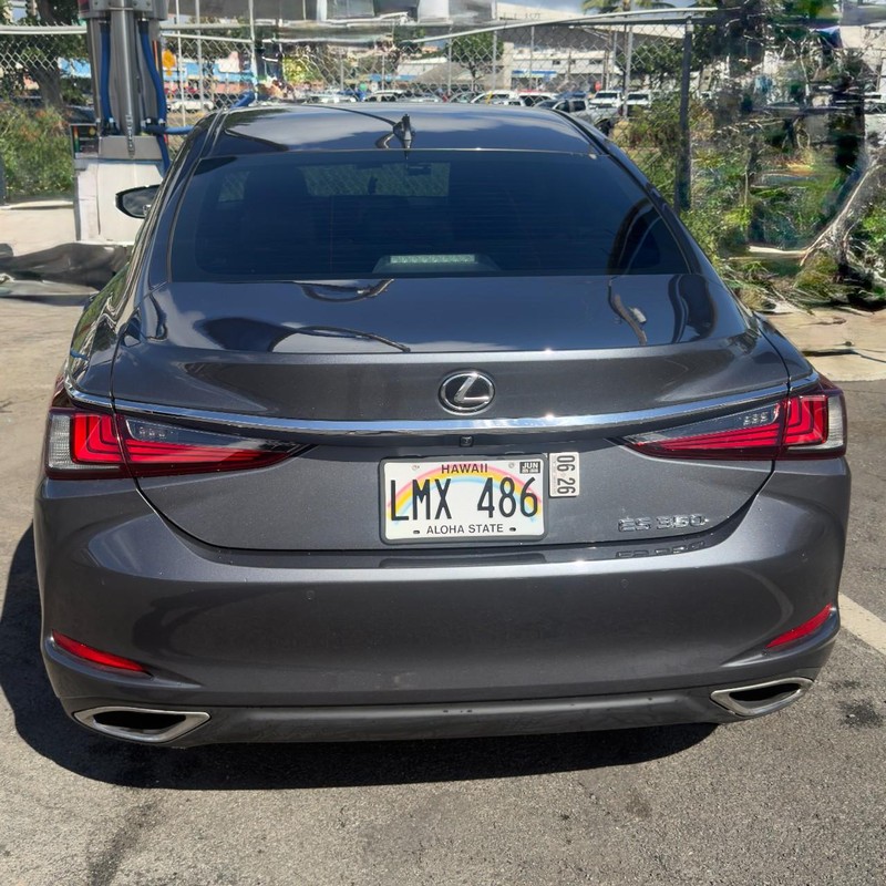 Lexus ES Vehicle Full-screen Gallery Image 7