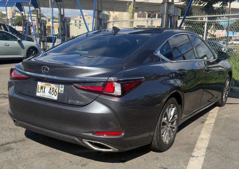 Lexus ES Vehicle Full-screen Gallery Image 8