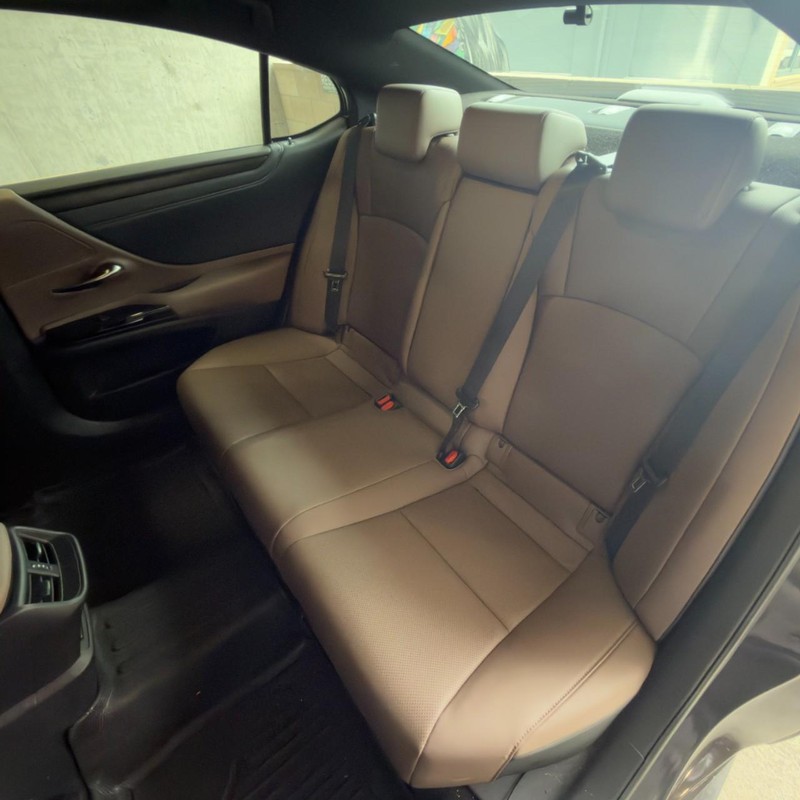 Lexus ES Vehicle Full-screen Gallery Image 11