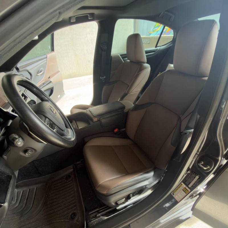 Lexus ES Vehicle Full-screen Gallery Image 12