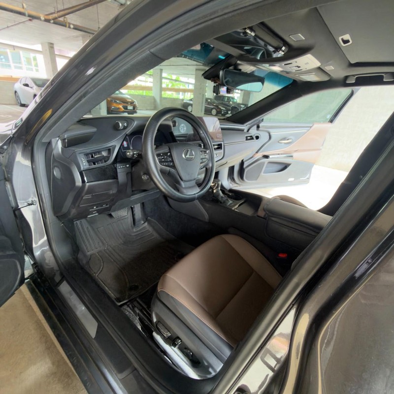 Lexus ES Vehicle Full-screen Gallery Image 13