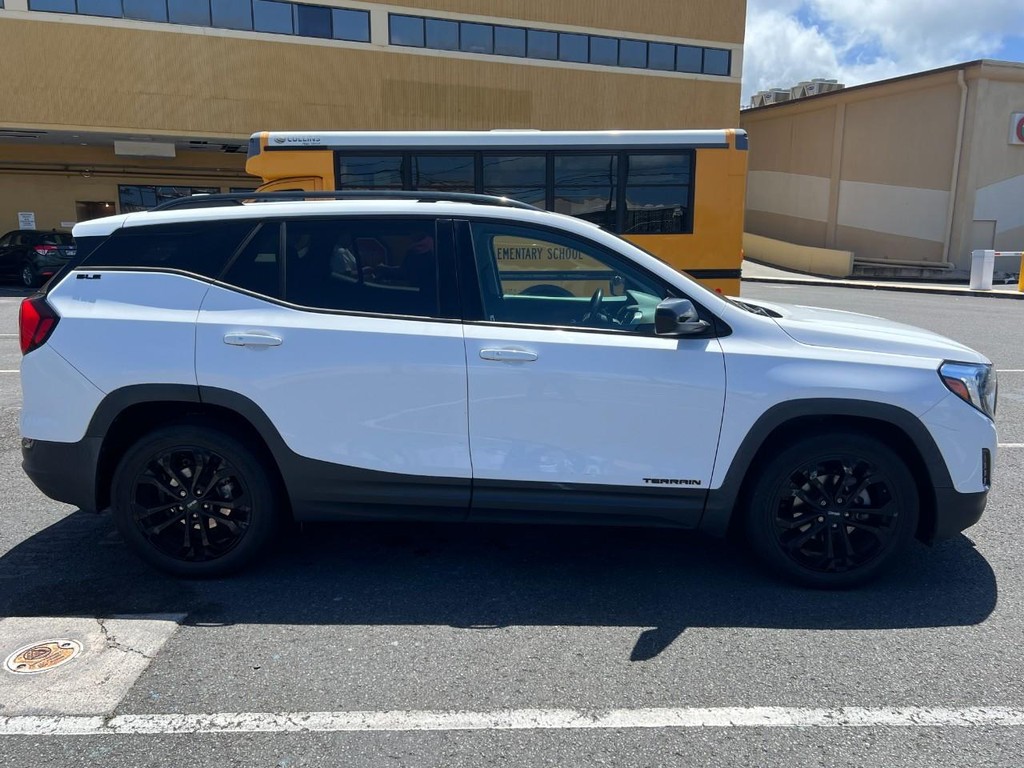GMC Terrain Vehicle Full-screen Gallery Image 04