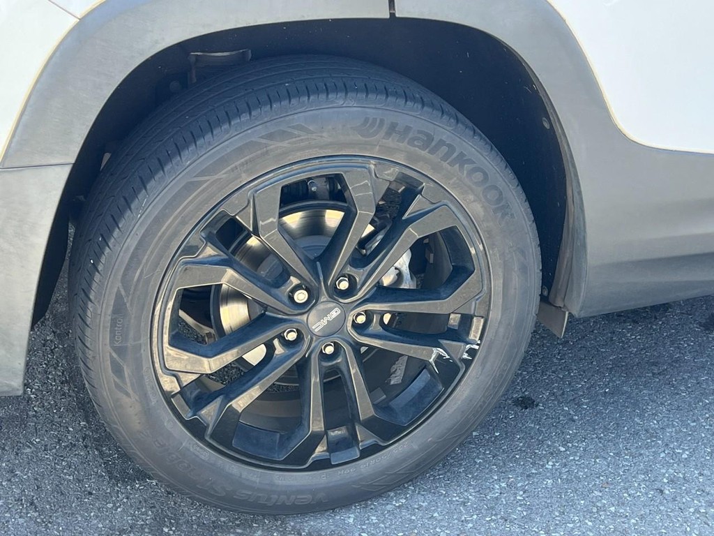 GMC Terrain Vehicle Full-screen Gallery Image 09
